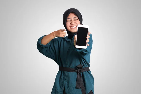 히잡을 전화를 흥분한 아시아 여성의 광고는 개념을 조롱한다 배경에 고립된 — 스톡 사진