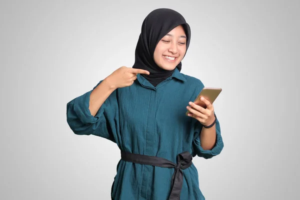Retrato Mulher Muçulmana Asiática Animado Com Hijab Segurando Tocando Telefone — Fotografia de Stock