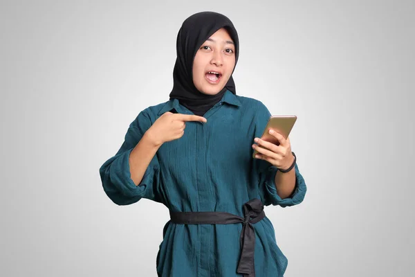 用手指握住和触摸手机的兴奋的亚洲穆斯林妇女的画像 广告概念 白色背景上的孤立图像 — 图库照片