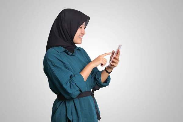 Ritratto Donna Musulmana Asiatica Eccitata Con Hijab Che Tiene Tocca — Foto Stock