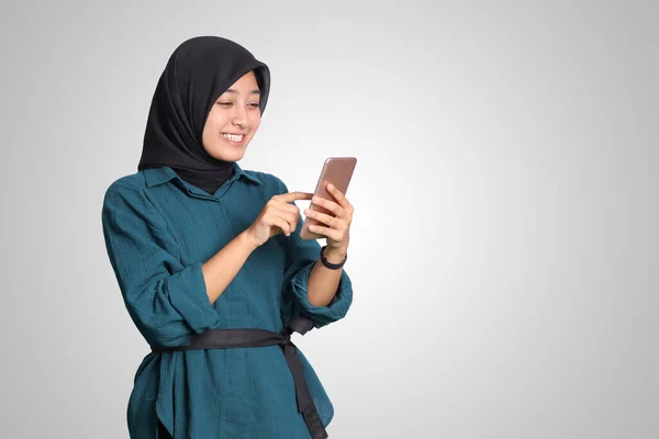 Portrét Vzrušené Asijské Muslimky Hidžábem Drží Dotýká Mobilní Telefon Koncept — Stock fotografie