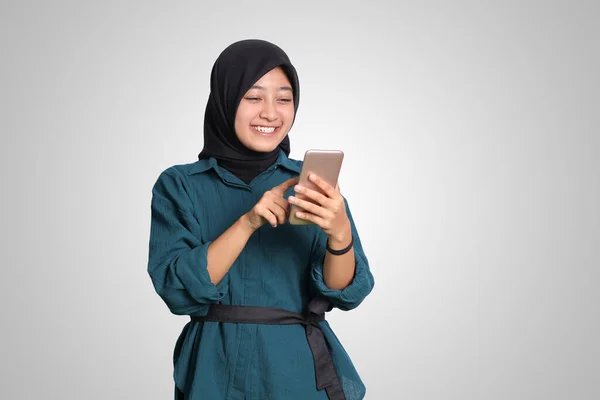 Heyecanlı Asyalı Müslüman Kadının Portresi Tesettür Tutan Cep Telefonuna Dokunan — Stok fotoğraf