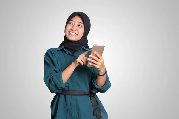 Heyecanlı Asyalı Müslüman Kadının Portresi Tesettür Tutan Cep Telefonuna Dokunan — Stok fotoğraf