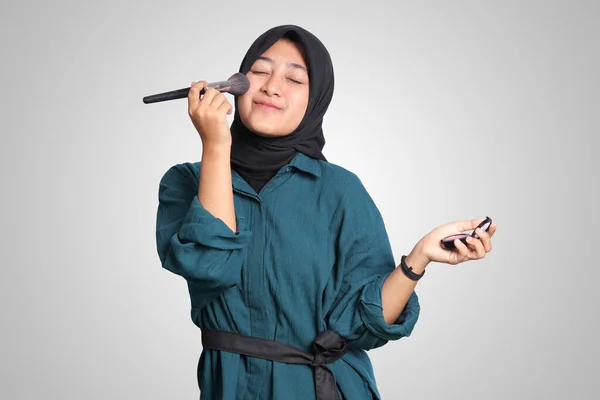 Ritratto Donna Musulmana Asiatica Eccitata Con Hijab Applicare Polvere Fondazione — Foto Stock