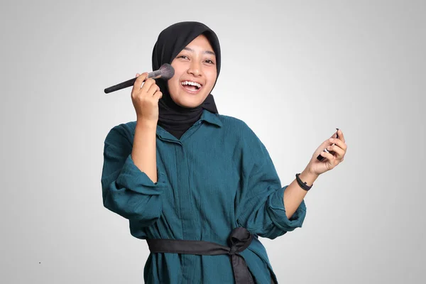 Retrato Mulher Muçulmana Asiática Excitada Com Hijab Aplicando Fundação Corar — Fotografia de Stock