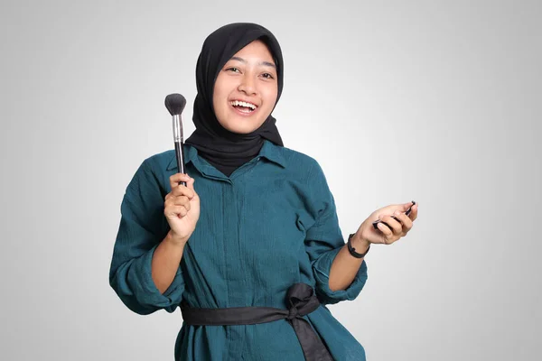 Ritratto Donna Musulmana Asiatica Eccitata Con Hijab Applicare Polvere Fondazione — Foto Stock