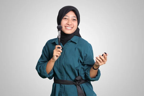 Portrét Vzrušené Asijské Muslimky Hidžábem Nanášení Základního Prášku Nebo Zarudnutí — Stock fotografie
