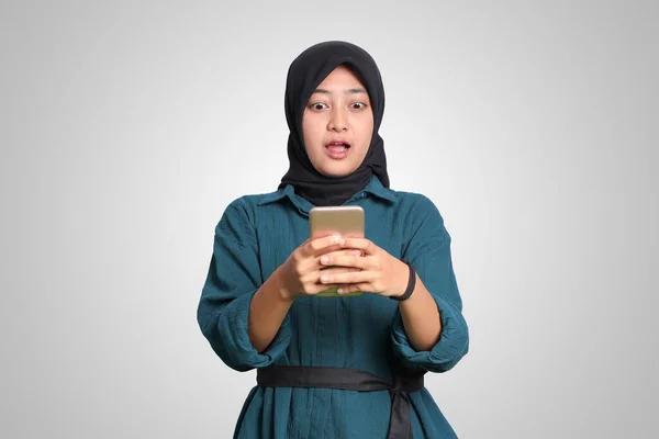 Cep Telefonuna Bakan Tesettürlü Asyalı Müslüman Kadının Portresi Vay Yüz — Stok fotoğraf