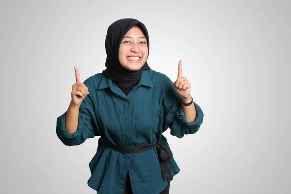 Retrato Mujer Hiyab Asiática Excitada Traje Casual Pie Sobre Fondo — Foto de Stock