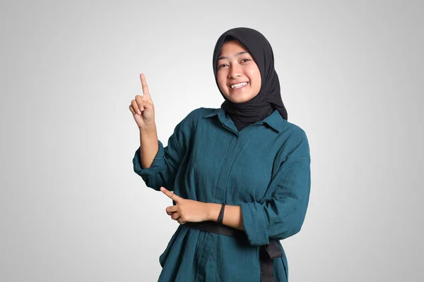 Retrato Mujer Hiyab Asiática Excitada Traje Casual Pie Sobre Fondo — Foto de Stock