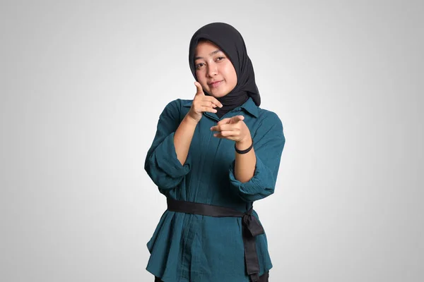 穿着休闲装的兴奋的亚洲头巾女人的画像 站在白色背景下 展示产品 手指手画脚地指向侧面 广告概念 — 图库照片