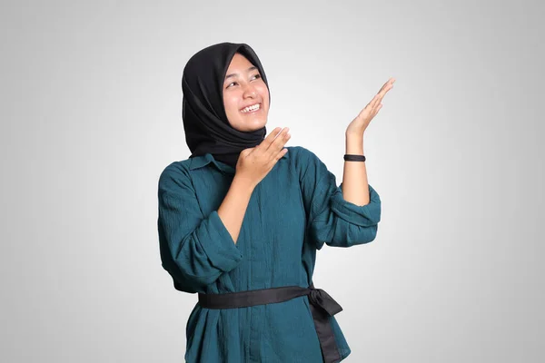 Ritratto Donna Hijab Asiatica Eccitata Abito Casual Piedi Sfondo Bianco — Foto Stock