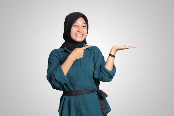 Potret Wanita Hijab Asia Yang Bersemangat Dalam Pakaian Kasual Berdiri — Stok Foto