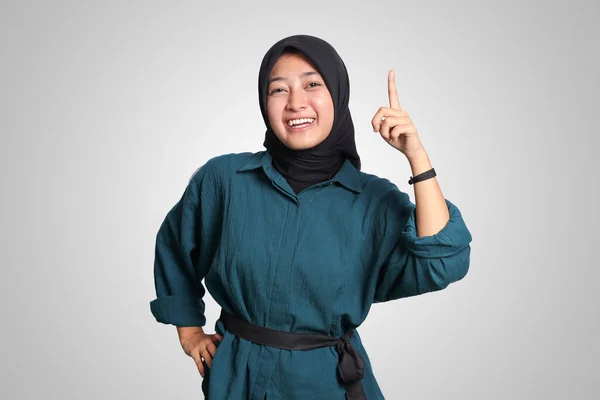 Portret Podekscytowanej Azjatyckiej Hidżabki Luźnej Koszuli Wskazującej Palcem Wskazującym Przypominającej — Zdjęcie stockowe