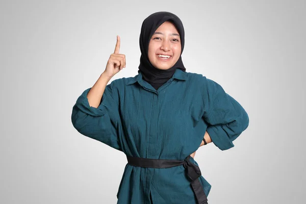 Ritratto Donna Hijab Asiatica Eccitata Camicia Casual Che Punta Indice — Foto Stock