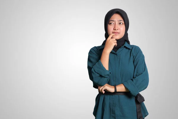 Portrait Confused Asian Muslim Woman Hijab Standing White Background Looking — Stok Foto