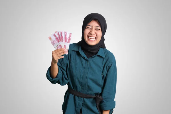 Retrato Excitada Mulher Hijab Asiática Roupa Casual Mostrando Cem Mil — Fotografia de Stock
