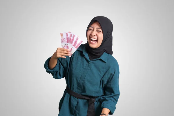 Портрет Взволнованной Азиатской Женщины Хиджаб Повседневной Одежде Показывающий Сто Тысяч — стоковое фото