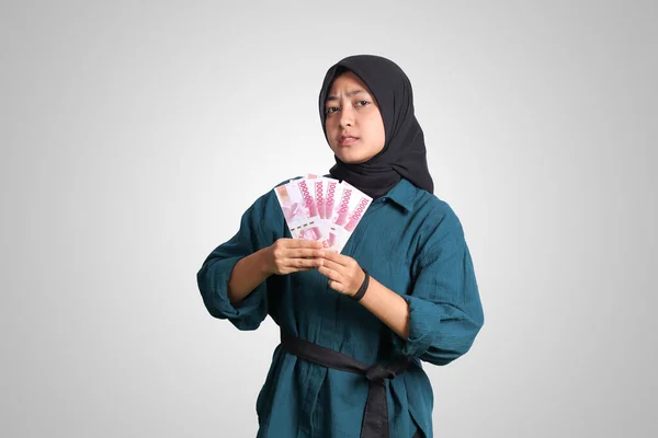 Izgatott Ázsiai Hidzsábos Portréja Alkalmi Ruhában Százezer Rúpiát Mutat Pénzügyi — Stock Fotó