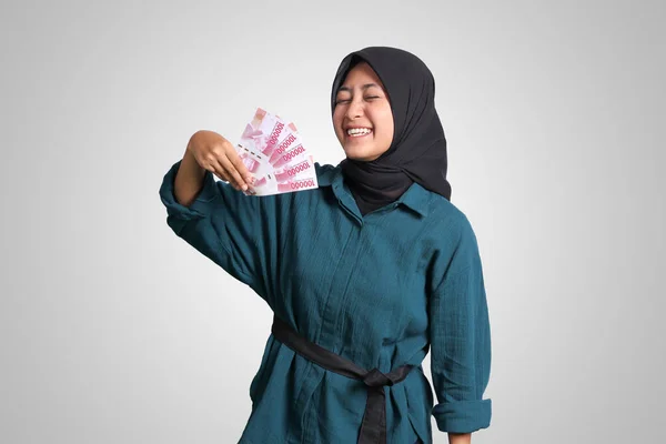 Retrato Excitada Mujer Hiyab Asiática Traje Casual Mostrando Cien Mil — Foto de Stock