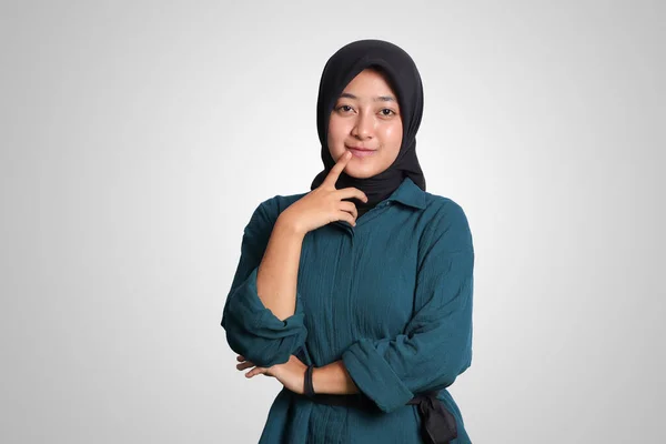 Kameraya Bakarken Tesettüre Yakın Ele Tutuşan Heyecanlı Asyalı Müslüman Kadın — Stok fotoğraf