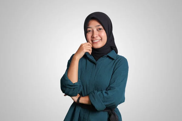 Potret Wanita Muslim Asia Yang Bersemangat Dengan Jilbab Memegang Tangan — Stok Foto