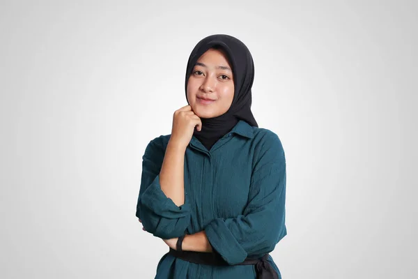 Retrato Mujer Musulmana Asiática Emocionada Con Hijab Sosteniendo Mano Cerca — Foto de Stock