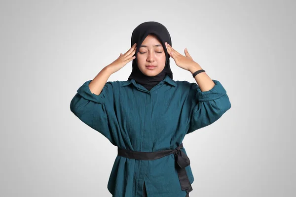 Retrato Mulher Muçulmana Asiática Animado Com Hijab Mostrando Polegar Para — Fotografia de Stock