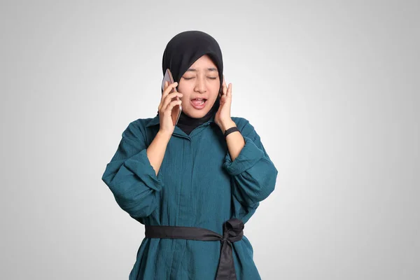 Heyecanlı Tesettürlü Asyalı Müslüman Kadının Portresi Hareketini Açıklayan Bir Telefon — Stok fotoğraf