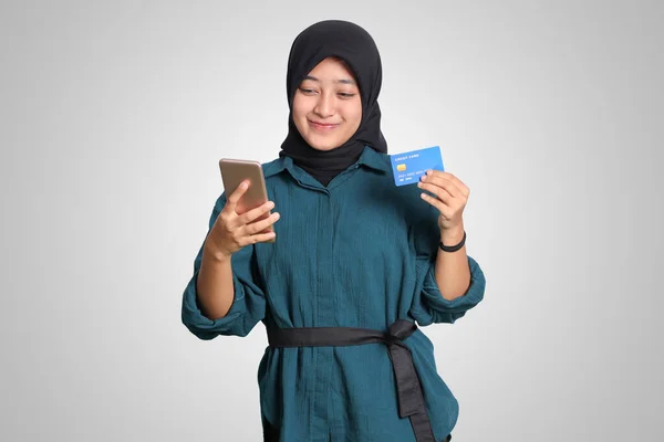 Tesettürlü Neşeli Asyalı Müslüman Kadın Portresi Cep Telefonu Tutarken Kredi — Stok fotoğraf