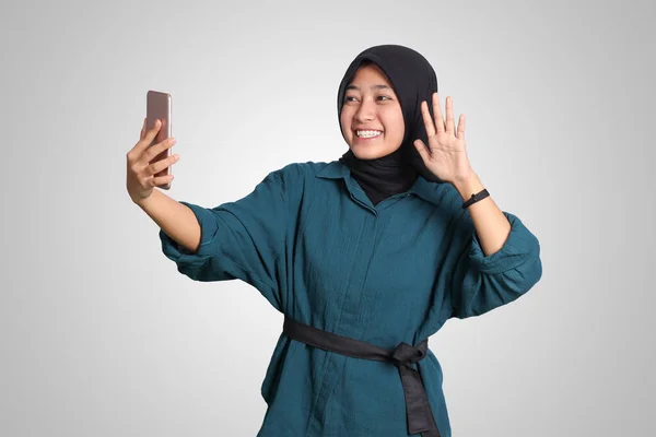 Tesettürlü Asyalı Müslüman Kadının Portresi Elinde Cep Telefonu Olan Hareketleriyle — Stok fotoğraf