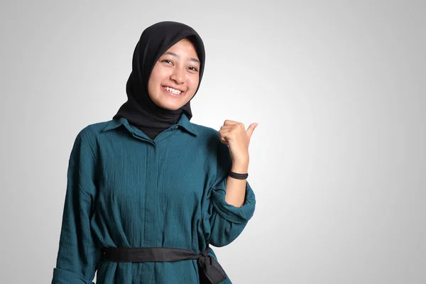 Portrét Vzrušené Asijské Muslimky Hidžábem Ukazujícím Palec Nahoru Gesto Ruky — Stock fotografie