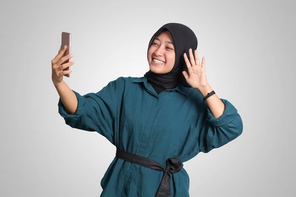 Retrato Mulher Muçulmana Asiática Excitada Com Hijab Segurando Celular Enquanto — Fotografia de Stock