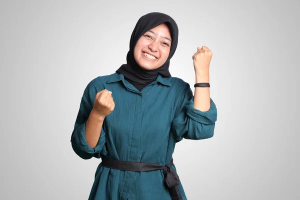 Portrét Vzrušené Asijské Muslimky Hidžábem Zvedajícím Pěst Oslavující Úspěch Koncept — Stock fotografie