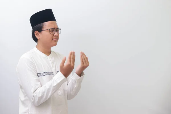 Портрет Молодого Азиата Мусульманина Усердно Молящегося Поднятыми Руками Изображение Белом — стоковое фото