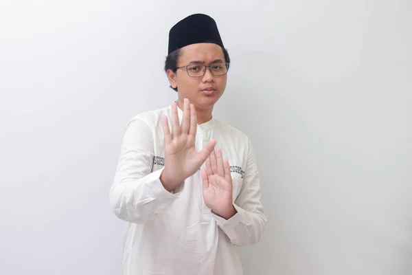 一个年轻的亚洲穆斯林男子为了逃避某件事或坏事而摆出手势的画像 白色背景上的孤立图像 — 图库照片