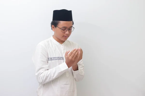 Asyalı Genç Müslüman Adamın Portresi Elleri Havada Dua Ediyor Beyaz — Stok fotoğraf