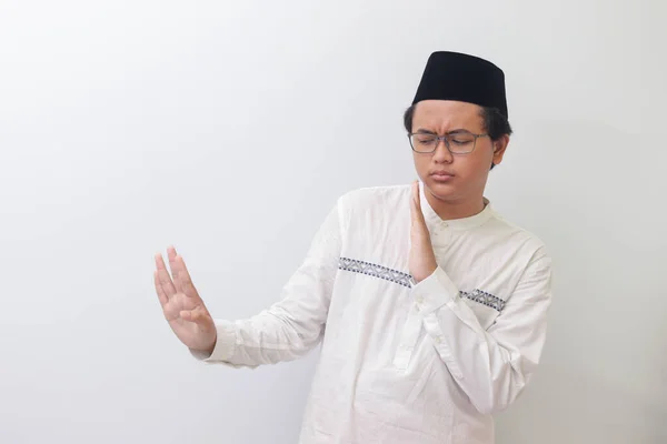 Portret Młodego Muzułmanina Azjatyckiego Tworzącego Gest Dłoni Aby Uniknąć Czegoś — Zdjęcie stockowe