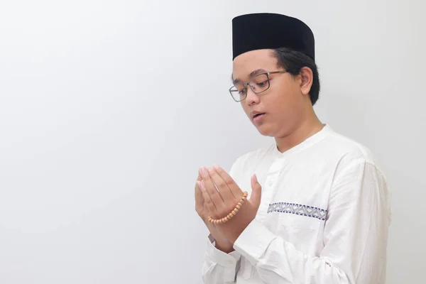 Portré Fiatal Generációs Ázsiai Muszlim Férfiról Aki Felemelt Kézzel Imádkozik — Stock Fotó