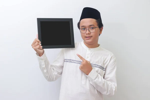 Retrato Jovem Muçulmano Asiático Segurando Quadro Negro Com Mão Apontada — Fotografia de Stock