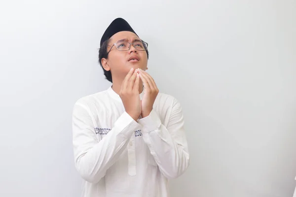 Портрет Молодого Азиата Мусульманина Усердно Молящегося Поднятыми Руками Изображение Белом — стоковое фото
