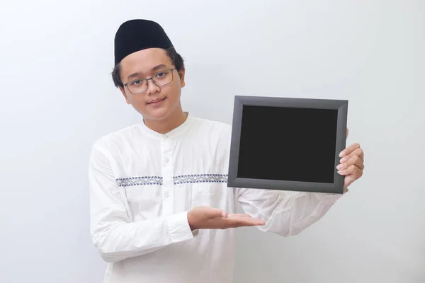 Portrét Mladého Asijského Muslima Držícího Tabuli Rukou Namířenou Prázdné Místo — Stock fotografie