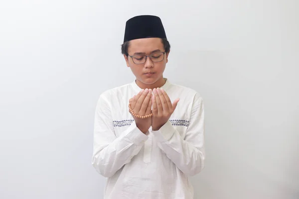 Portret Van Jonge Duizendjarige Aziatische Moslim Die Ernstig Bidt Met — Stockfoto