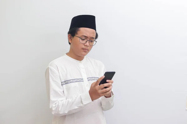 Portret Młodego Muzułmanina Azji Trzymającego Telefon Komórkowy Uśmiechem Twarzy Izolowany — Zdjęcie stockowe