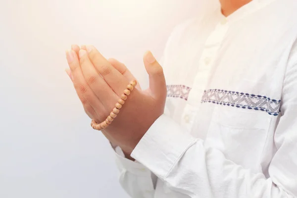 Närbild Manliga Händer Höja Och Med Islamiska Pärlor Religionsbegreppet — Stockfoto