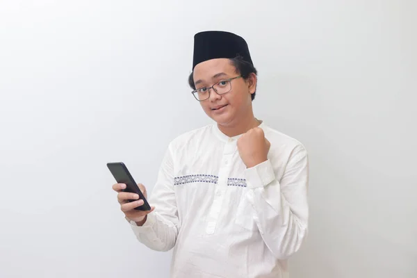 Retrato Del Joven Musulmán Asiático Levantando Puño Celebrando Juego Ganador — Foto de Stock