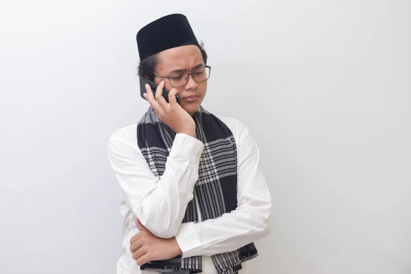 Retrato Jovem Muçulmano Asiático Fazer Telefonema Imagem Isolada Sobre Fundo — Fotografia de Stock