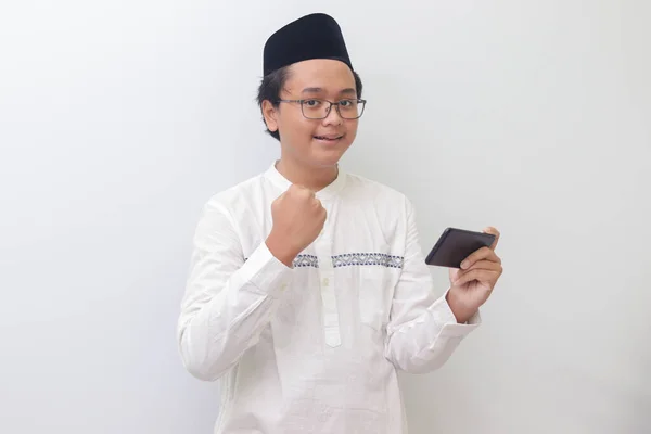 Retrato Jovem Muçulmano Asiático Levantando Punho Comemorando Jogo Vencedor Recebendo — Fotografia de Stock