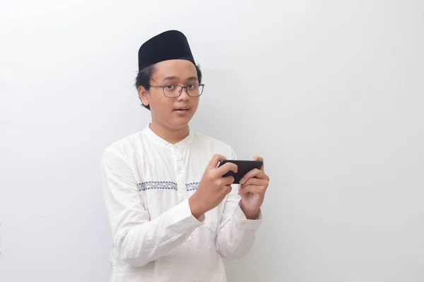 Portret Młodego Muzułmanina Azji Podnoszącego Pięść Świętującego Wygraną Grę Lub — Zdjęcie stockowe