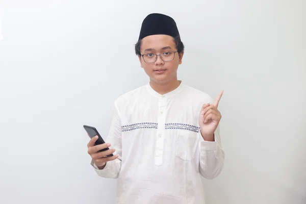Egy Fiatal Izgatott Ázsiai Muszlim Férfi Portréja Aki Ujjával Mutogat — Stock Fotó